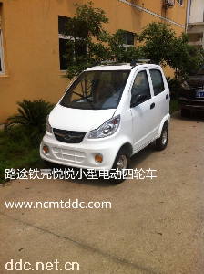  白色休闲四开门四轮代步车